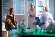 Dr. Kathrin Globisch (Andrea Kathrin Loewig, re.) wertet gerade weitere Untersuchungsergebnisse mit Anna Zübel (Katja Hutko, li.) aus, als Schwester Miriam (Christina Petersen, mi.) das Gespräch unterbricht. Annas Schwester Finja wird gerade notoperiert.