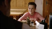 Flori (Leon / Lino de Greiff) erkundigt sich bei Bürgermeister Huber zum Thema Denkmalschutz.