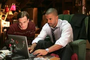 Ein Serienmörder, der seine Opfer, meist junge Frauen, quält und langsam erdrosselt, treibt sein Unwesen in der Stadt. Dr. Spencer Reid (Matthew Gray Gubler, l.) und Special Agent Derek Morgan (Shemar Moore, r.) versuchen ihm das Handwerk zu legen ...