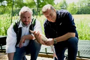 Jeremias Riezler mit Walter Grüll (Stör-Züchter)