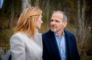 Markus (Timo Ben Schöfer, r., mit Daniela Kiefer, l.) erweist sich als Fels in der Brandung.