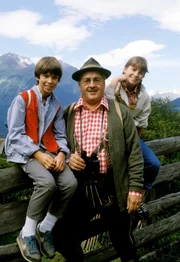 "Der Leihopa", "Ferien am Bauernhof." Diese Folge weckt Urlaubsträume in den Bergen, genauer gesagt in Osttirol bei Matrei. Leihopa Waldemar Herzog hat zwei Kinder vierzehn Tage hindurch als Babysitter betreut. Die Eltern haben eine sehr verspätete Hochzeitsreise angetreten, und Waldemar fährt mit den Kindern Christa und Peter nach Osttirol, wo er so oft mit seiner verstorbenen Frau Urlaub gemacht hat. Zuerst sind die beiden keineswegs begeistert - nur Kühe und Wiesen. Doch dann werden es die schönsten Ferien ihres Lebens: für Christa wegen Andi, dem Bauernsohn, und für Peter, weil er einen Haflinger bezwingt. Im Bild (v.li.): Peter Gero (Peter), Alfred Böhm (Waldemar Herzog), Dunja Huda-Picha (Christa).