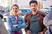 Ein Kiosk wurde überfallen. Polizeipsychologin Mina (Yasmina Djaballah) und Hauptkommissar Thomas Waldeck (Jan Kittmann) treffen am Tatort auf ihre Kollegen.