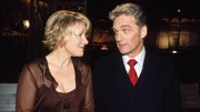 Der Abend ist für Nikola (Mariele Millowitsch) und Dr. Schmidt (Walter Sittler) gleichermaßen schlecht gelaufen und so finden sie sich beide im lauschigen Park ein.