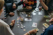 Jules (33) Spiel "Oh! wie Osten" soll Ost- und Westdeutsche generationenübergreifend vereinen.
