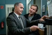 Kommissar Overbeck (Roland Jankowsky, r.) m&ouml;chte Kriminalrat Schaaf (Rainer Laupichler, l.) zu einem gemeinsam gehaltenen feministischen Seminar &uuml;berreden.