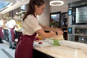 Köchin Rhiann Mead ist Expertin für den perfekten Eischnee, den es für die Baisertorte Pavlova braucht.