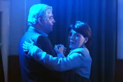 Joseph führt seine Rosi zum Tanzen aus. Von links: Joseph (Wilhelm Manske) und Rosi Brunner (Brigitte Walbrun).