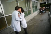 Dr. Shaun Murphy (Freddie Highmore) und Dr. Carly Lever (Jasika Nicole)  Die Verwendung des sendungsbezogenen Materials ist nur mit dem Hinweis und Verlinkung auf RTL+ gestattet.