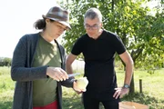 Obstexpertin Elisabeth Arming (Leitung Fachbereich Obst Verein Arche Noah) mit Unterstützung aus dem Arche Noah-Team bei der pomologischen Untersuchung eines Apfels der Sorte "Waldviertler Böhmer".