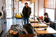 Nachdem Kommissar Matti Wagner (Pierre Besson, M.) verspätet am Tatort eintrifft, erklärt ihm die neue Rechtsmedizinerin Dr. Pilar Westphal (Yulia Yáñez Schmidt r.), dass das Opfer durch einen gezielten Stich ins Herz getötet wurde. Kampfspuren deuten auf einen Widerstand hin. (Komparsen im Bild)