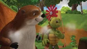 Herr Murmeltier und Herr Schildkröte bauen mit an dem Modell.