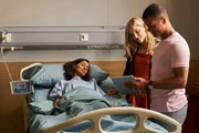 Die frisch operierte Alba (Serena Manteghi) erhält im Krankenhaus Besuch von Laura (Sophie Rundle, M.) und Carl Hyndley (Dylan Brady).