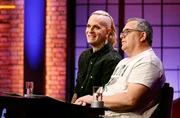 Rateteam-Kapitän Elton (r.) mit dem Musiker Chris Harms, Sänger und Gitarrist des deutschen Beitrags zum ESC 2023, der Band ‚Lord of the Lost’ (l.).