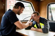 Frank (Niklas Osterloh, l.) versucht den betrunkenen Matrosen Kalle Hagedorn (André Peter Rohde, r.) zu verhören.