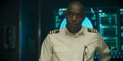 Neil Newsome (Paterson Joseph), Kommandant der "Vigil", muss auf seiner Patrouille eine Krise nach der anderen meistern.