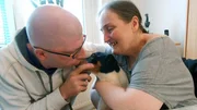 Peter (30) und seine 18 Jahre ältere Ehefrau Daniela sind beide arbeitslos und gestalten ihre viele Freizeit, indem sie eine Webradioshow moderieren.