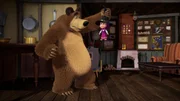 Der Bär hebt Mascha mit dem Hut hoch.