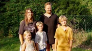 Mit drei Kindern war der Garten von Familie Ortner bislang eher ein wild durcheinander gewürfelter Spielplatz. Das soll jetzt anders werden: Das lange und schmale Gelände braucht dringend Struktur und gemütliche Ecken. Die Kinder sollen auch weiterhin auf ihre Kosten kommen, mit einem Ninja-Parcours. Nico Sollazzo und Benjamin Balsam nehmen sich den Wünschen an.