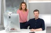 Sogenannte Deepfake-Videos, also Videos, in denen Personen von einer künstlichen Intelligenz täuschend echt nachgebildet werden, werden zu einer immer größeren Gefahr. Die Technologie wird immer fortschrittlicher und schon jetzt wird es immer schwerer, Fälschungen zu identifizieren. Welche Folgen das für uns alle haben kann, berichten Anja Reschke (l.) und Adrian Pflug (r.) in „Wissen vor acht – Zukunft“.