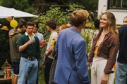 Henk (Frederick Foltyn) gefällt es gar nicht, wie Jason (Christian Kemme) Constanze (Celina Gehringer) anmacht.