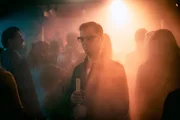 Alexander Haller (Philipp Hochmair) tanzt ausgelassen im Club.