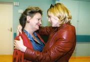 MDR Fernsehen IN ALLER FREUNDSCHAFT - FOLGE 94, "Versöhnung", Anke (Laura Schurk) und ihre Mutter Sieglinde (Swetlana Schönfeld) finden wieder zueinander.