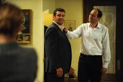 Hubert macht Alfons klar, dass er zu hoch gepokert hat. Von links: Alfons Guggenmoser (Christian K. Schaeffer) und Hubert Kirchleitner (Bernhard Ulrich).