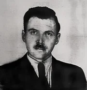 Josef Mengele auf einem Ausweisdokument in Buenos Aires. Die Verwendung des sendungsbezogenen Materials ist nur mit dem Hinweis und Verlinkung auf RTL+ gestattet.