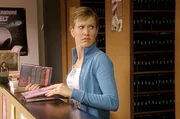 In der Nikothek bekommt Alex (Wolke Hegenbarth) den Auftrag, mit einem Stapel neuer Filme wieder nach Hause zu gehen, um Rezensionen zu schreiben. Was sie dann zu sehen bekommt, verschlägt ihr die Sprache...