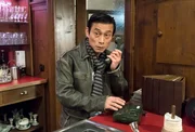 Nach seinem Wiedereinstieg im Löwen ist es Tu (Maverick Quek) sichtlich unangenehm, Constantin als einzigen Gast am Stammtisch zu bewirten.