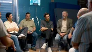 Luis (Noah Saavedra, 3.v.l.) ist das erste Mal in der Gruppe der Anonymen Sexsüchtigen und fühlt sich fehl am Platz.