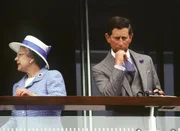 Die Queen und Prinz Charles an einem Pferderennen im Juni.