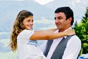 Dr. Martin Gruber (Hans Sigl, r.) verabschiedet sich von seiner vermeintlichen Nichte Lilli (Ronja Forcher, l.), um wieder in die USA zurückzukehren.