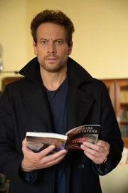 Thomas (Ioan Gruffudd) stößt in einem Gedichtband auf eine heiße Spur, die Licht in Vincas Verschwinden bringen könnte.