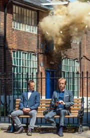Sherlock Holmes (Jonny Lee Miller, l.) wird nach London gerufen, um einen alten Fall neu aufzurollen. Dort angekommen, trifft er auf seinen älteren Bruder Mycroft (Rhys Ifans, r.) ...