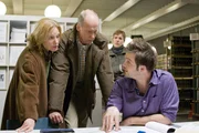 Thomas bringt Alex auf Claudias Aufenthaltsort. v.l.: Anke (Maren Kroymann), Hendrik (Gottfried Vollmer), Alex (Wolke Hegenbarth) und Thomas (André Willmund)