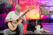 In dieser Folge steckt Musik, nicht für uns Menschen sondern für unsere Haustiere. Die Universität von Wisconsin hat ganz spezielle „Katzen-Musik“ entwickelt, passend in der Frequenz, in der Katzen kommunizieren. Im Test kam die Musik so gut an, dass die Katzen nicht nur an den Lautsprechern lauschten, sondern sogar mit ihnen schmusten. Hunde hingegen bevorzugen laut Studie Reggae und Softrock. Sehr cool, findet Thomas D und rappt bei „Wissen vor acht – Natur“.