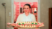 Es herrscht Chaos und Ratlosigkeit wegen der Entführung von Waltrauds Baby. Doch Maria (Gerti Drassl) denkt an das leibliche Wohl und serviert Schnittchen.