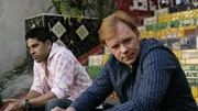 Nachdem Horatios (David Caruso, r.) Ehefrau und Schwester seines Kollegen Eric (Adam Rodriguez) kurz nach der Hochzeit in einem Kugelhagel starb, sinnen nun beide Ermittler auf Rache. Gemeinsam mit Eric macht sich Horatio auf die Jagd nach dem kaltbl&uuml;tigen M&ouml;rder...