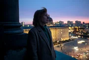 Susanne Bonard (Corinna Harfouch) auf der Suche nach Spuren des Schützen auf dem Berliner Dom.