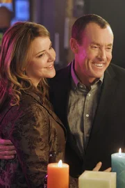 Warten gespannt auf den Moment, wo Keith Elliot den zweiten und wahren Heiratsantrag macht: Cox (John C. McGinley, r.) und Jordan (Christa Miller, l.) ...