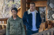 Athena Grant (Angela Bassett, l.); Evan "Buck" Buckley (Oliver Stark, r.)
