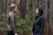 MacGyver (Lucas Till, l.); Desi (Levy Tran, r.)