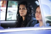 Nachdem eine mysteriöse Frau (Jenn Proske, r.) behauptet, einen Mord begangen zu haben, sich jedoch an nichts erinnern zu können, hält sie damit Jane (Angie Harmon) und ihren Korsak mächtig auf Trab ...