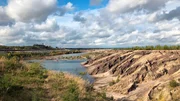 Eine ehemalige Braunkohlegrube verwandelt sich in den größten See in Brandenburgs: der Cottbuser Ostsee entsteht. An der Stadtgrenze geht es um Superlative. Hier wächst der künftig größte künstliche See Deutschlands, drei Mal so groß etwa wie der Müggelsee. - Die wilde Landschaft um den Cottbusser Ostsee