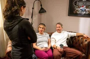Lale (Yeliz Simsek, l.) eröffnet Greta (Laura Osswald, M.) und Miro (Pablo Sprungala, r.), dass sie nicht mehr zu Erik und Yvonne ziehen wird.