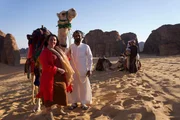 Bettany Hughes und Abdul Rahim Al Anazi +++ Die Verwendung des sendungsbezogenen Materials ist nur mit dem Hinweis und Verlinkung auf RTL+ gestattet.