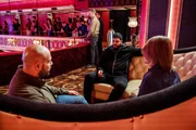 Genny (Gennaro Savastano, mi.) und Ciro (Salvatore Esposito, li.) mit ihrem neuen russischen Freund Victor (Victor Ferin, re.).