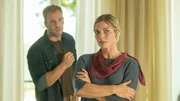 Ausgerechnet Torben Lutters Ex-Frau Lisa (Daniela Wutte, r.) ist Gerd Böckmanns neue Lebensgefährtin. Dies hat Torben angeblich nicht verkraftet. Mit seinem Einsatz für die Umwelt hat sich Torben Lutter im Laufe der Jahre viele Feinde gemacht. Hat ihn nun einer von ihnen rigoros ausgeschaltet? Lars Pöhlmann (Dominic Boeer, l.) ermittelt.